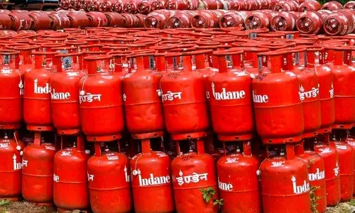 केंद्र निर्देश के बाद रिफाइनरियों ने LPG उत्पादन 10% बढ़ाया