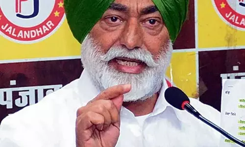 Sukhpal Khaira के 1,000 रुपये की मदद पर महिलाओं का मज़ाक उड़ाने वाले पोस्ट से हंगामा Sukhpal Khaira के 1,000 रुपये की मदद पर महिलाओं का मज़ाक उड़ाने वाले पोस्ट से हंगामा