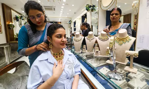 प्रॉफिट बुकिंग से चांदी और सोने की कीमतों में और गिरावट