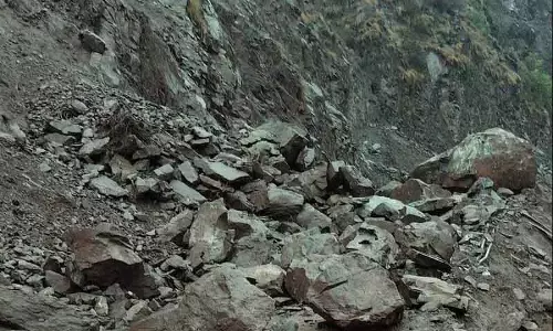 एनएस ब्रिज के पास लैंडस्लाइड से Baramulla-उरी हाईवे पर ट्रैफिक बाधित एनएस ब्रिज के पास लैंडस्लाइड से Baramulla-उरी हाईवे पर ट्रैफिक बाधित
