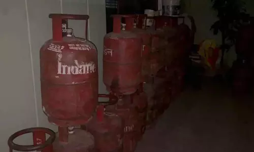 MP : रिटायर्ड टीचर के घर पर देर रात छापेमारी के दौरान दो दर्जन से ज़्यादा एलपीजी सिलेंडर मिले