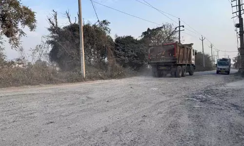 Sahnewal Road गड्ढों से भरी, लोगों का आरोप है कि अधिकारी लापरवाही कर रहे हैं