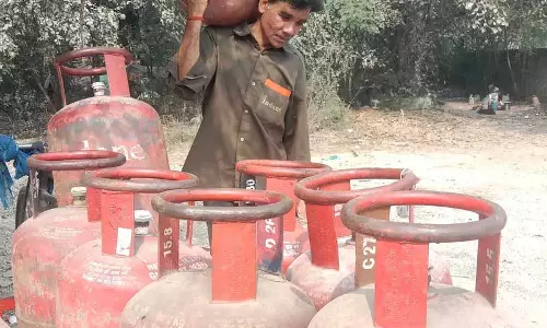 युद्ध के कारण LPG की कमी की आशंका से होटल मालिकों को परेशानी का सामना करना पड़ रहा युद्ध के कारण LPG की कमी की आशंका से होटल मालिकों को परेशानी का सामना करना पड़ रहा