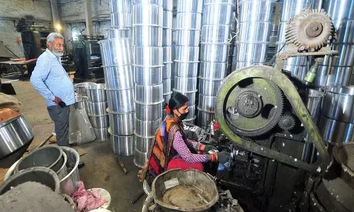 मिडिल ईस्ट में जारी संघर्ष से इम्पोर्ट पर ज़्यादा असर डालने वाले बिज़नेस पर असर पड़ेगा: CICU मिडिल ईस्ट में जारी संघर्ष से इम्पोर्ट पर ज़्यादा असर डालने वाले बिज़नेस पर असर पड़ेगा: CICU