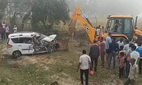 बस और कार की जोरदार टक्कर, 3 लोगों की मौत 2 घायल बस और कार की जोरदार टक्कर, 3 लोगों की मौत 2 घायल