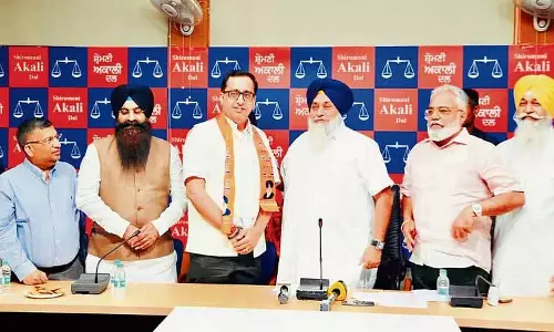 अमित गोसाईं और तीन अन्य Akali Dal में शामिल अमित गोसाईं और तीन अन्य Akali Dal में शामिल