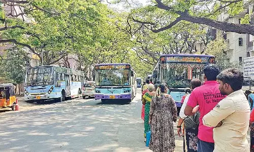 Thiruvanmiyur बस टर्मिनस पर मरम्मत से अफरा-तफरी मची Thiruvanmiyur बस टर्मिनस पर मरम्मत से अफरा-तफरी मची