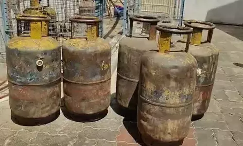 Cylinders गैस सिलेंडर की कमी: होटल इंडस्ट्री के लिए परेशानी Cylinders गैस सिलेंडर की कमी: होटल इंडस्ट्री के लिए परेशानी