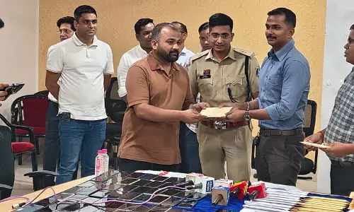 गुम हुए 100 स्मार्टफोन ढूंढ निकाले रायपुर पुलिस ने, स्वामियों को किया गया सुपुर्द