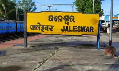 Balasore जलेश्वर स्टेशन पर हादसा: एक आदमी और उसकी साली ने ट्रेन के आगे छलांग लगाई Balasore जलेश्वर स्टेशन पर हादसा: एक आदमी और उसकी साली ने ट्रेन के आगे छलांग लगाई