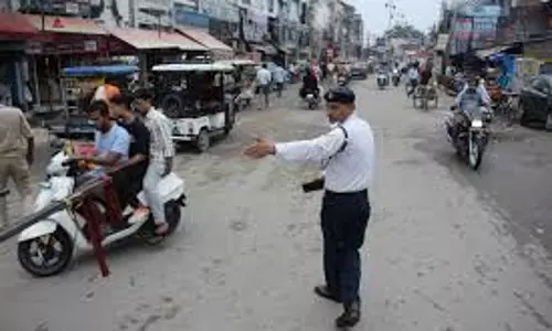 Bareilly: ट्रैफिक नियम पर नोकझोंक से सड़क पर जाम Bareilly: ट्रैफिक नियम पर नोकझोंक से सड़क पर जाम