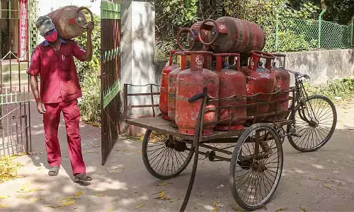 LPG सिलेंडर की कमी का हवाला देते हुए TN के होटलों के एक हिस्से ने छुट्टी की घोषणा की LPG सिलेंडर की कमी का हवाला देते हुए TN के होटलों के एक हिस्से ने छुट्टी की घोषणा की