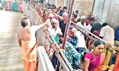 Tiruchi: मंदिर की लाइन में भक्त बेहोश होकर मर गया Tiruchi: मंदिर की लाइन में भक्त बेहोश होकर मर गया