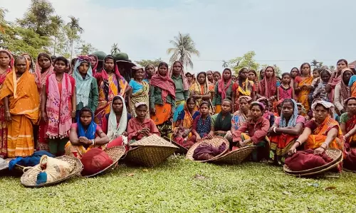 Assam: टीपुक चाय मज़दूरों ने 14-सूत्री चार्टर को लेकर भूख हड़ताल शुरू की Assam: टीपुक चाय मज़दूरों ने 14-सूत्री चार्टर को लेकर भूख हड़ताल शुरू की
