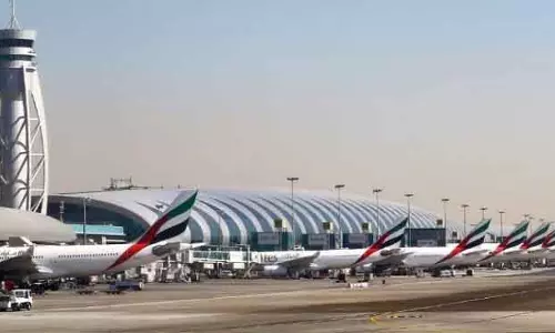 Dubai एयरपोर्ट के पास ईरानी ड्रोन से हमला, 4 घायल Dubai एयरपोर्ट के पास ईरानी ड्रोन से हमला, 4 घायल