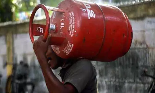 बेंगलुरु में घरेलू LPG की कमी: बुकिंग नंबर बंद; बढ़ी चिंता बेंगलुरु में घरेलू LPG की कमी: बुकिंग नंबर बंद; बढ़ी चिंता