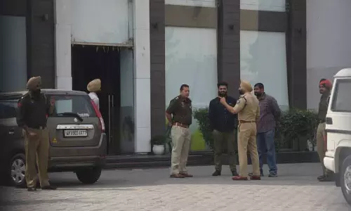 Ludhiana के 10 स्कूलों को बम से उड़ाने की धमकी से अभिभावकों में दहशत Ludhiana के 10 स्कूलों को बम से उड़ाने की धमकी से अभिभावकों में दहशत