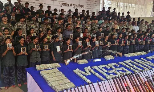 101 हथियारों के साथ 108 नक्सलियों का सरेंडर, 1 किलो सोना और साढ़े 3 करोड़ नगद बरामद 101 हथियारों के साथ 108 नक्सलियों का सरेंडर, 1 किलो सोना और साढ़े 3 करोड़ नगद बरामद