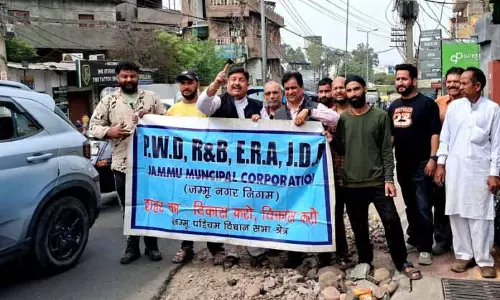 अम्फाला-हाई कोर्ट रोड की खराब हालत को लेकर MSJK ने किया विरोध प्रदर्शन अम्फाला-हाई कोर्ट रोड की खराब हालत को लेकर MSJK ने किया विरोध प्रदर्शन