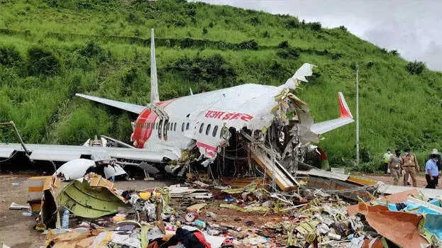 Karipur plane crash: एयर इंडिया का प्लेन जिसमें 21 लोग मारे गए थे, स्क्रैप यार्ड में भेजा Karipur plane crash: एयर इंडिया का प्लेन जिसमें 21 लोग मारे गए थे, स्क्रैप यार्ड में भेजा