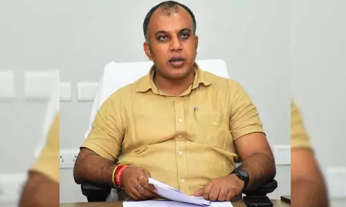 अधिकारियों ने Jangaon Collectorate के सामने से वनिता टी स्टॉल हटाया अधिकारियों ने Jangaon Collectorate के सामने से वनिता टी स्टॉल हटाया