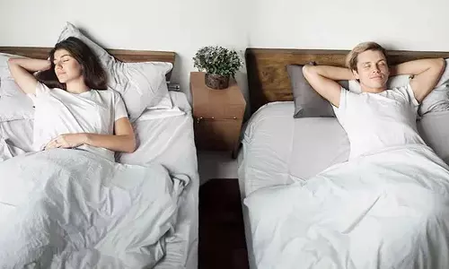 दुनिया भर में Sleep Divorce का ट्रेंड बढ़ रहा है, जानें यह क्या है दुनिया भर में Sleep Divorce का ट्रेंड बढ़ रहा है, जानें यह क्या है