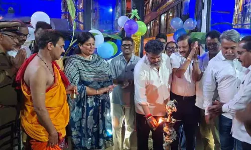 Karwar : MLA सैल ने पालकी बस चलाई Karwar : MLA सैल ने पालकी बस चलाई