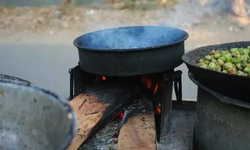 Bhubaneswar : LPG की कमी के बीच BMC ने खाना पकाने के लिए लकड़ी के इस्तेमाल की अनुमति दी