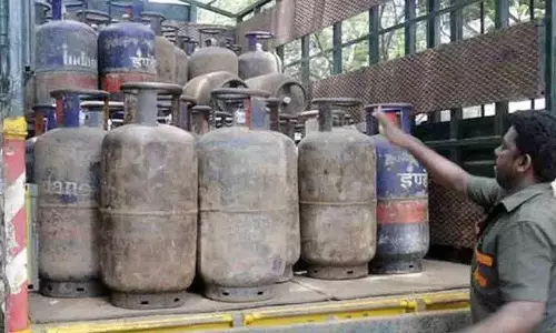 LPG की कमी के बीच बेंगलुरु के पीजी में सिर्फ़ दो बार खाना मिल रहा