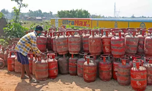 Indane LPG रिफिल बुकिंग सिस्टम 8-10 बार कॉल बढ़ने के बाद क्रैश हो गया