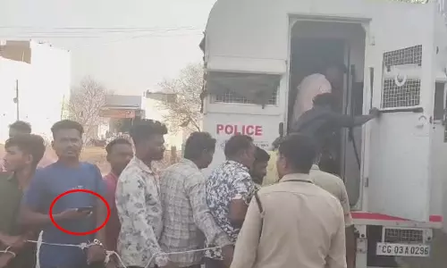 खरोरा पुलिस की बड़ी नाकामी, गिरफ्तार किए अपराधी के हाथ में दिखा मोबाइल खरोरा पुलिस की बड़ी नाकामी, गिरफ्तार किए अपराधी के हाथ में दिखा मोबाइल