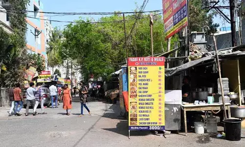 Hyderabad के हॉस्टल में कुकिंग गैस की कमी, नाश्ते के मेन्यू में कटौती Hyderabad के हॉस्टल में कुकिंग गैस की कमी, नाश्ते के मेन्यू में कटौती