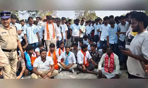 फैकल्टी मेंबर के हमले को लेकर Ratnapuri इंस्टीट्यूट में स्टूडेंट्स और पेरेंट्स ने विरोध प्रदर्शन किया फैकल्टी मेंबर के हमले को लेकर Ratnapuri इंस्टीट्यूट में स्टूडेंट्स और पेरेंट्स ने विरोध प्रदर्शन किया