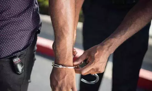 Hyderabad में मीट शॉप के मालिक को लंबे समय से स्टोर किया हुआ, असुरक्षित मीट बेचने के आरोप में गिरफ्तार Hyderabad में मीट शॉप के मालिक को लंबे समय से स्टोर किया हुआ, असुरक्षित मीट बेचने के आरोप में गिरफ्तार