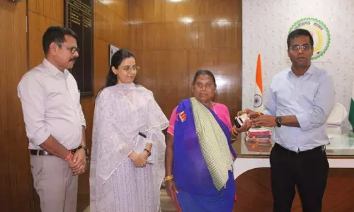 कलेक्टर डॉ. संजय कन्नौजे से मांग करने पर महिला को त्वरित मिला श्रवण यंत्र