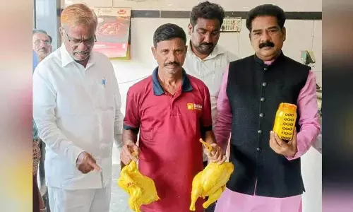Warangal में चिकन की सफाई में सिंथेटिक रंगों के इस्तेमाल पर कंज्यूमर बॉडी ने चिंता जताई Warangal में चिकन की सफाई में सिंथेटिक रंगों के इस्तेमाल पर कंज्यूमर बॉडी ने चिंता जताई