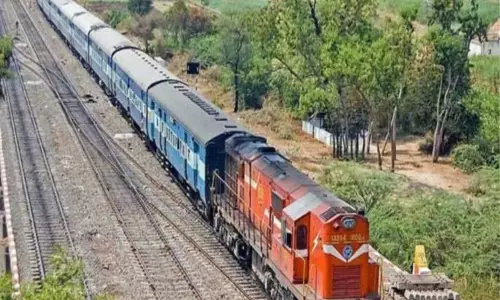 Pune-Mumbai रेलवे शेड्यूल में छह घंटे का गैप; हर घंटे एक ट्रेन की ज़रूरत Pune-Mumbai रेलवे शेड्यूल में छह घंटे का गैप; हर घंटे एक ट्रेन की ज़रूरत