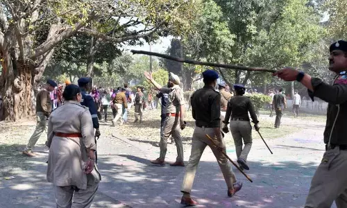 Amritsar: नर्सों ने प्रदर्शन कर रहे कर्मचारियों के खिलाफ बल प्रयोग की निंदा की Amritsar: नर्सों ने प्रदर्शन कर रहे कर्मचारियों के खिलाफ बल प्रयोग की निंदा की
