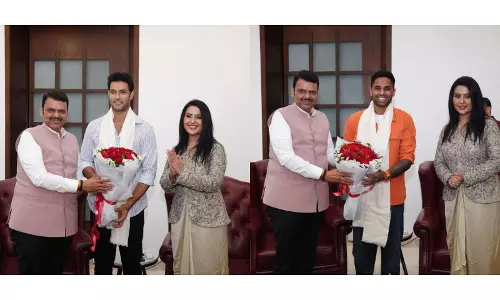 महाराष्ट्र के CM फडणवीस ने टी20 वर्ल्ड कप विजेता सूर्यकुमार और दुबे को सम्मानित किया महाराष्ट्र के CM फडणवीस ने टी20 वर्ल्ड कप विजेता सूर्यकुमार और दुबे को सम्मानित किया