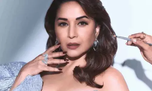 Madhuri Dixit ब्लैक गाउन में दिखीं ग्रेसफुल और स्टाइलिश Madhuri Dixit ब्लैक गाउन में दिखीं ग्रेसफुल और स्टाइलिश