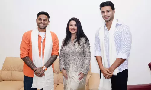Amruta Fadnavis ने टीम इंडिया से मिलने पर खुशी जताई Amruta Fadnavis ने टीम इंडिया से मिलने पर खुशी जताई