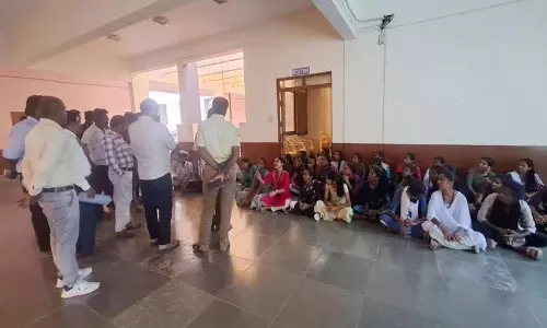 महात्मा गांधी यूनिवर्सिटी के B.Tech स्टूडेंट्स ने ज़्यादा फ़ीस को लेकर प्रोटेस्ट किया