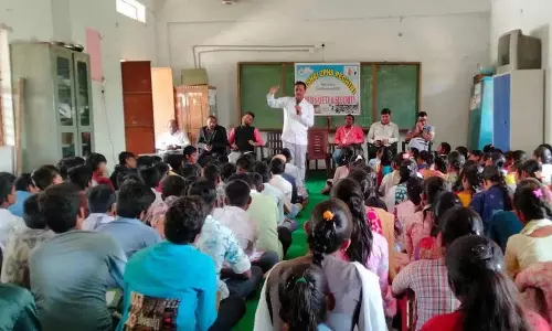 तादुरी श्रीनिवास आचार्य ने स्टूडेंट्स के लिए Self-Confidence के महत्व पर ज़ोर दिया तादुरी श्रीनिवास आचार्य ने स्टूडेंट्स के लिए Self-Confidence के महत्व पर ज़ोर दिया