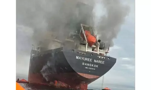 Hormuz जलडमरूमध्य के पास थाई झंडे वाला कार्गो जहाज मिसाइलों से टकराया, 20 क्रू मेंबर बचाए गए, 3 लापता