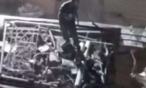 अवैध कबाड़ कारोबार पर पुलिस की ड्रोन कार्रवाई, कई गोदामों में छापा अवैध कबाड़ कारोबार पर पुलिस की ड्रोन कार्रवाई, कई गोदामों में छापा