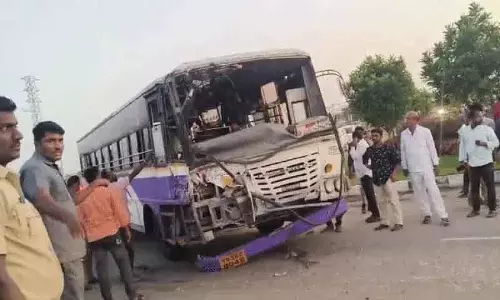 सिद्दीपेट में RTC बस-लॉरी टक्कर, 1 की मौत, 3 घायल सिद्दीपेट में RTC बस-लॉरी टक्कर, 1 की मौत, 3 घायल