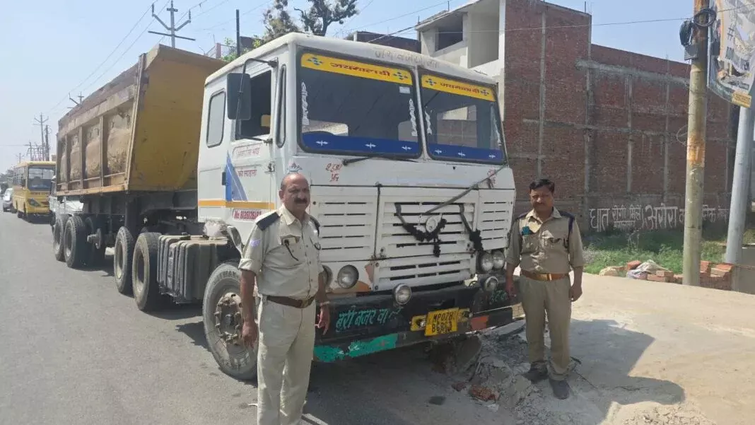 Farrukhabad: ओवरलोडिंग और बकाया कर के आरोप में 9 ट्रक सघन चेकिंग में जब्त Farrukhabad: ओवरलोडिंग और बकाया कर के आरोप में 9 ट्रक सघन चेकिंग में जब्त