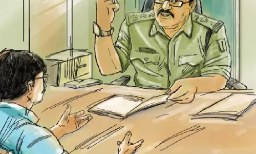 Farrukhabad: दो महिलाओं की सोने की चेन मंदिर में टूटने का मामला, थाने में दी तहरीर Farrukhabad: दो महिलाओं की सोने की चेन मंदिर में टूटने का मामला, थाने में दी तहरीर