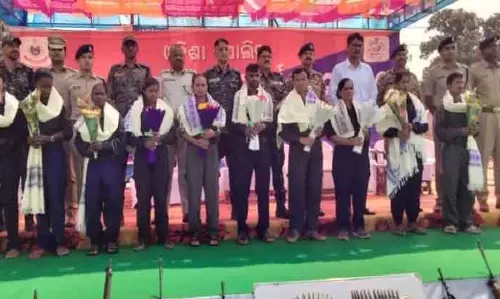 Kandhamal में दस माओवादी सरेंडर, मिड-लेवल नेता भी लौटे Kandhamal में दस माओवादी सरेंडर, मिड-लेवल नेता भी लौटे