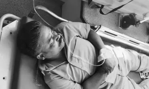 रेलवे स्टेशन पर RTC Driver ने की आत्महत्या की कोशिश, गंभीर रूप से घायल रेलवे स्टेशन पर RTC Driver ने की आत्महत्या की कोशिश, गंभीर रूप से घायल